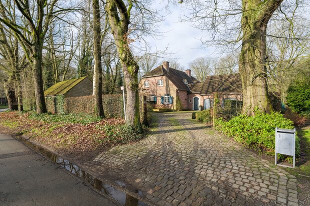 Stijlvol en uiterst degelijke villa gelegen op een prachtig groen perceel van 2930m2 te Meldert (Lummen).