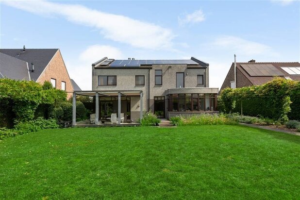 Ruime gezinswoning 4 slpks. op 840 m², doodlopende straat !