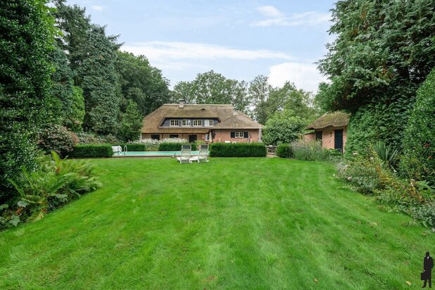 Een parel in een rustige, groene omgeving te Essen met 6 slaapkamers, buitenzwembad en sauna.