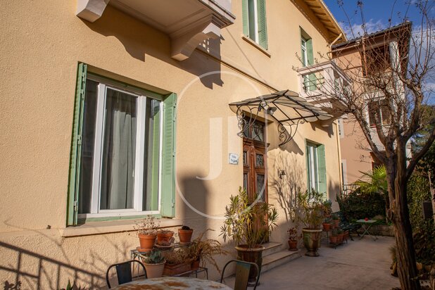 Art-Deco house with gîtes, swimming pool and terrace in Vaison La Romaine