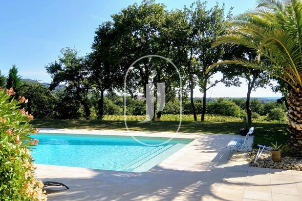 Large Provençal Villa with Clear View and Pool