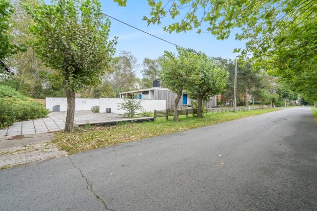 Beschermde modernistische villa op 3146m² gelegen in de Simli-wijk te Nieuwpoort-Bad.