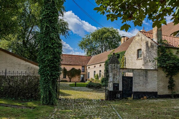 Une ferme en carré avec une vue sublime