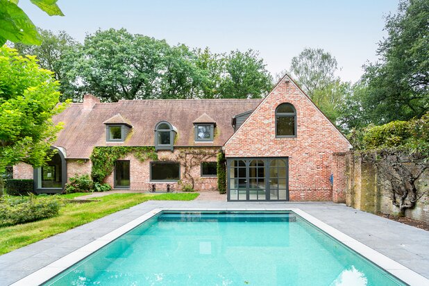 Prachtige net gerenoveerde villa In Schotenhof op 2.660m²