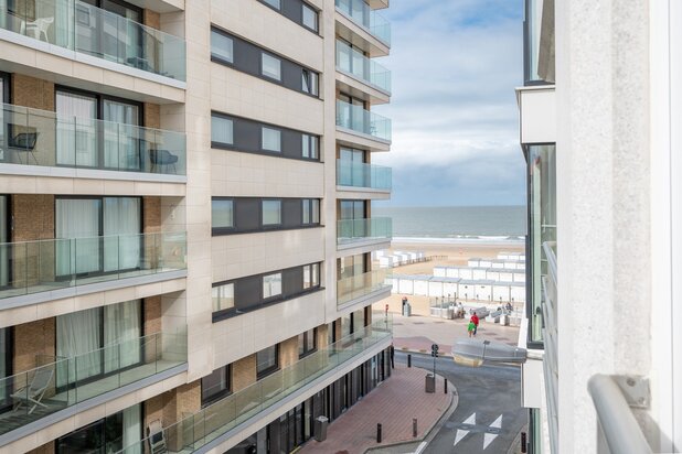 Appartement luxueux avec vue latérale sur la mer entre la place M'as-tu-vu et la place du Triangle.