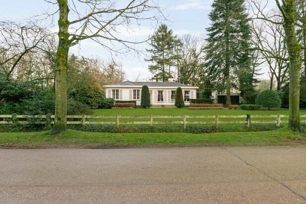 Gelijkvloerse villa, rustig gelegen, op ca. 2.150 m².