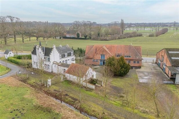 Karakterwoning met riante bijgebouwen