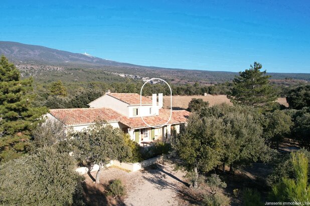 Charming Provencal villa with swimming pool for sale in Bedoin 