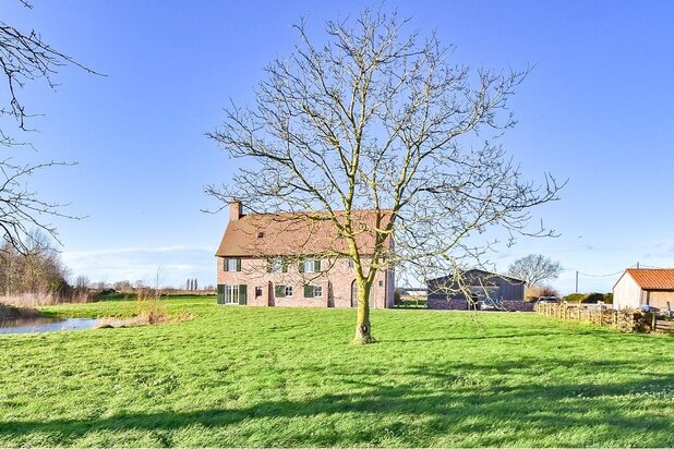 Open bebouwing met 3 slaapkamers, loods (210m²) en prachtige verzichten. 