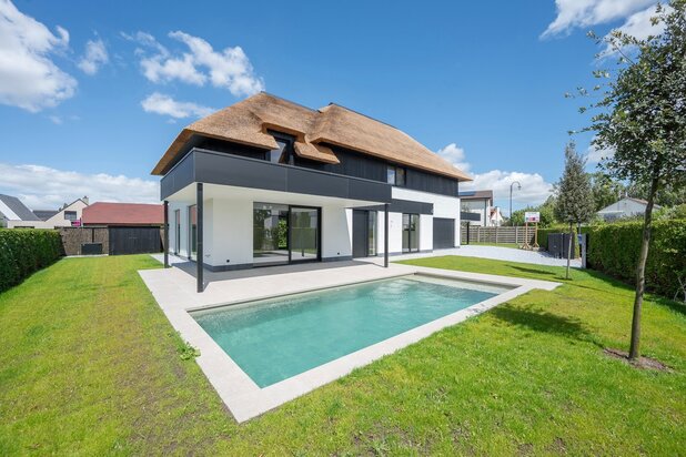 Prachtige nieuwbouw villa met 5 slaapkamers gelegen in een rustige residentiële omgeving vlakbij het centrum.