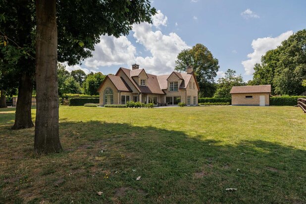 Unique country house on spacious plot of approximately 4 acres