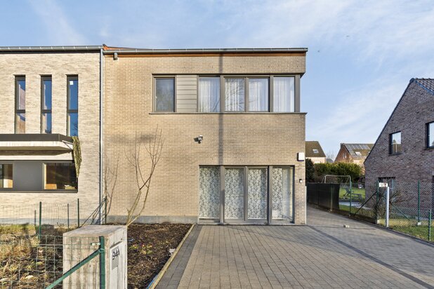 Moderne driegevelwoning met 5 slaapkamers en tuin