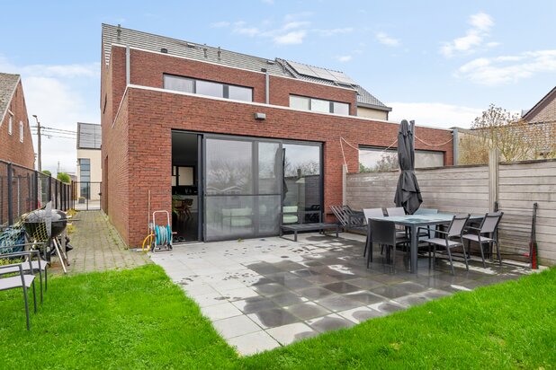 Moderne HOB met grote tuin te koop in Hombeek