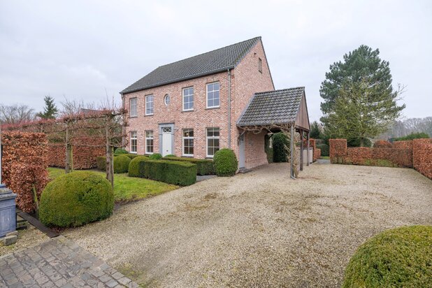 Villa de style pastorale avec 5 chambres sur un terrain rural de 753m² à Schriek