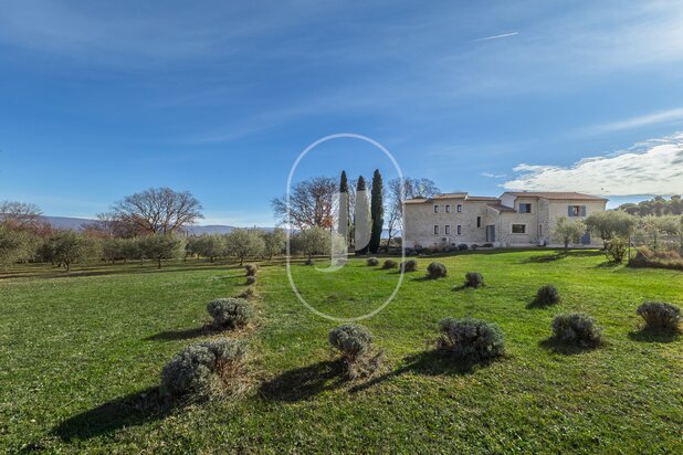 Beautiful Provençal residence for sale in Mazan, with a view of Mont Ventoux and a swimming pool 