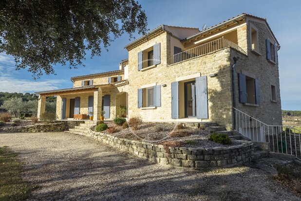 Prachtige Provençaalse woning te koop in Mazan, met uitzicht op de Mont Ventoux en een zwembad