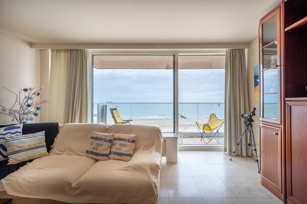 Furnished two-bedroom flat with stunning frontal sea view! 