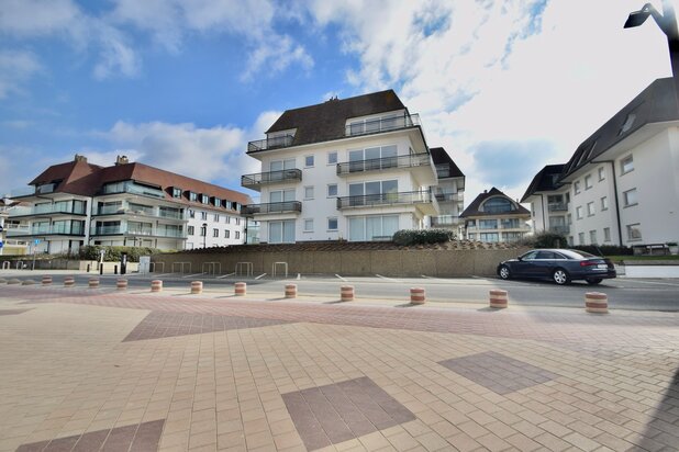 Luxueus gerenoveerd appartement met zeezicht vlakbij de wandeldijk in het Zoute.