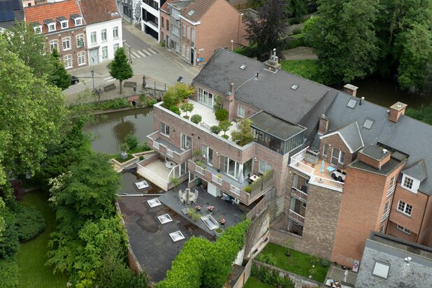 Schitterende penthouse (179m²) met zeer groot en zonnig dakterras en garagebox. 