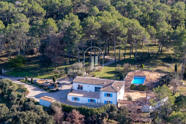 Propriété avec deux villas indépendantes sur parc de 6 hectares à vendre à Lorgues