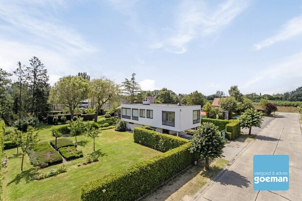 Buitengewone woning met prachtige tuin en zwemvijver.