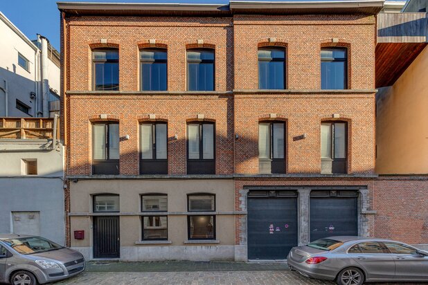 Architecturaal gerenoveerde stadswoning (+/- 260m²/EPC C) met aangename en zonnige buitenruimte op toplocatie te Antwerpen, ideale combi werken/wonen!