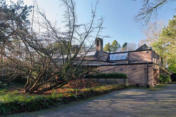 Maison d'architecte avec piscine intérieure et espace de bureau séparé sur 5 064 m² en bordure de Turnhout.