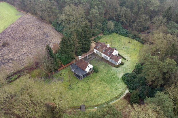 Prachtige villa met 2 slpks op domein van 1,2 Ha gelegen in de natuur te Mol-Postel