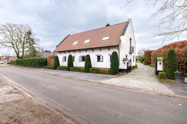 Hoeve met bijgebouw en bouwgrond gelegen op 82 are