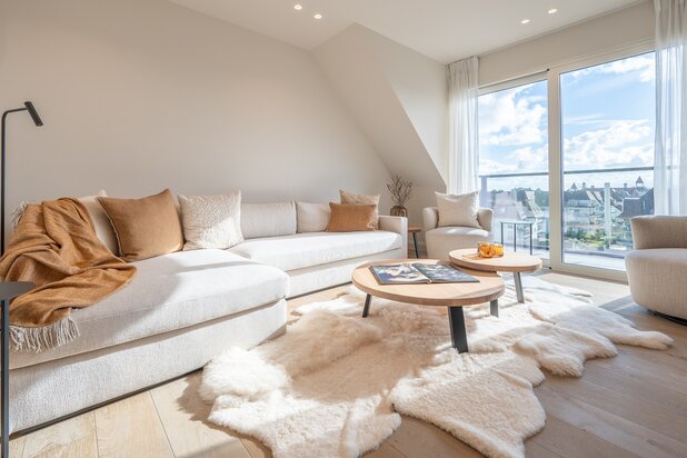 Uitzonderlijke nieuwbouw duplex-appartement op een toplocatie met zijdelings zeezicht.