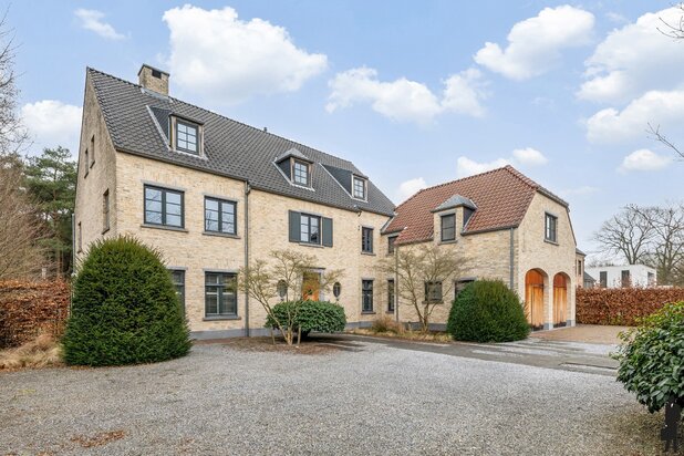 Grenzende aan bosgebied, sfeervolle villa op ca. 2.325m²