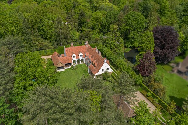 Vriesdonk: onder architectuur van Dieter Vander Velpen, in samenwerking met villabouw Sels, prachtige verbouwde villa. 