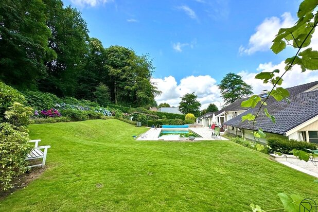 EMPLACEMENT UNIQUE avec vue sur la FORÊT DE KLUIS, grande VILLA avec PISCINE.