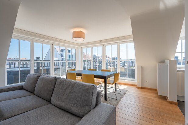 Zonnige penthouse met 3 slaapkamers centraal gelegen in Knokke aan de winkels en vlakbij de zee.