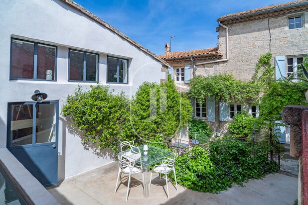 For sale near Uzès: village house with courtyard, pool and outbuilding for artist