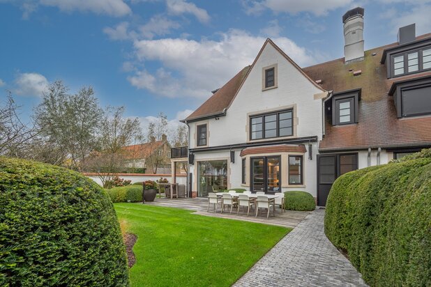 Magnifiek ingerichte villa rustig gelegen in het Zoute, vlakbij de Molen, op enkele passen van de Boslaan.