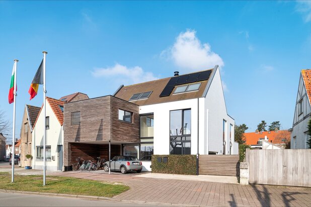 Hedendaagse, recente koppelwoonst centraal gelegen te oud-Knokke.