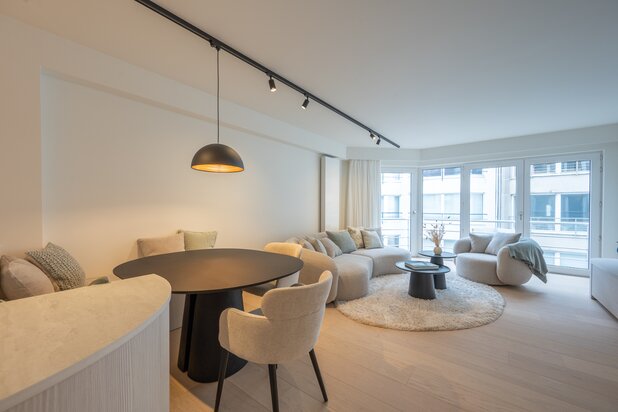 Luxuriously renovated apartment with side sea view