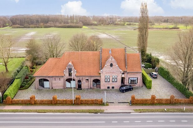 Uitzonderlijke hoeve met apart praktijkgedeelte, zwembad en prachtig zicht op weiland op 2.642m².