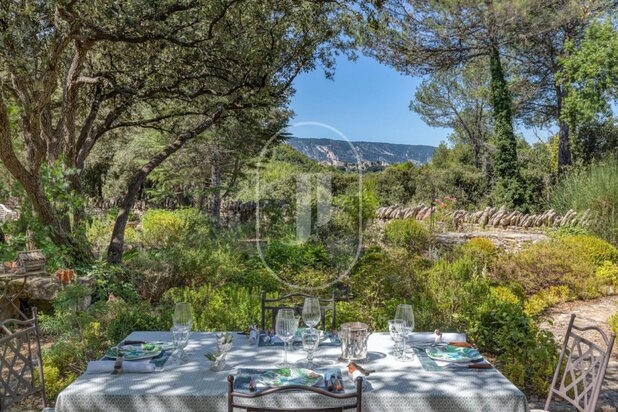 Quietly located property with view, pool and large plot for sale in Ménerbes