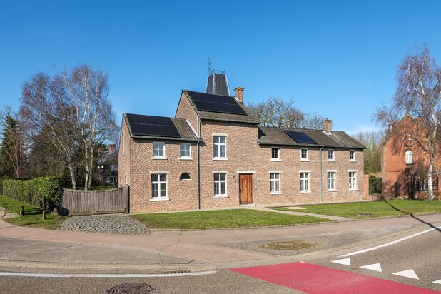 Karaktervol en uniek landhuis op een terrein van 1278m² te Halen.