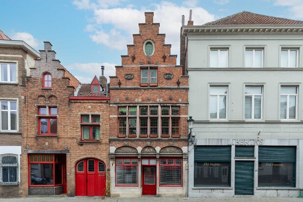 Handelspand met duplex appartement in het centrum van Brugge. 