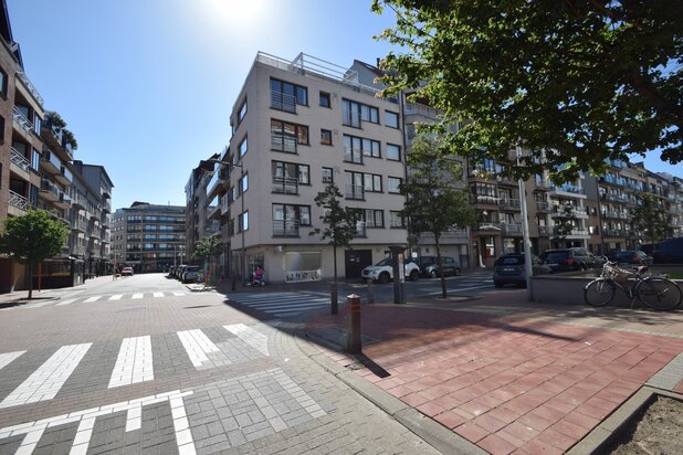 Lichtrijk gemeubeld hoekappartement gelegen in het centrum van Knokke op wandelafstand van de Zeedijk.