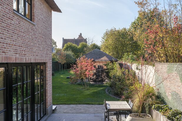 Hoogwaardig gerenoveerde halfopen bebouwing, voorzien van alle luxe, 5 slaapkamers, goed georiënteerde tuin, binnenzwembad en wellness.