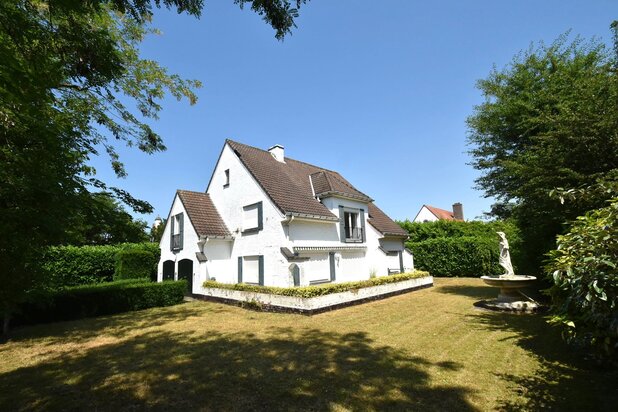 LE ZOUTE - PROJET DE RÉNOVATION ! VILLA SUR UN COIN SITUÉE PRÈS DE LA BOSLAAN ET DE LA MAGERE SCHORRE.