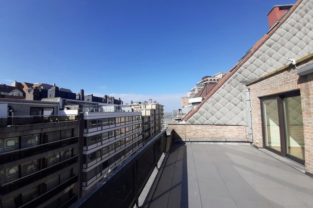 PRACHTIGE ZONGERICHTE PENTHOUSE MET 2 ZEER RUIME TERRASSEN VLAKBIJ DE ZEEDIJK. Mogelijkheid huren garage !