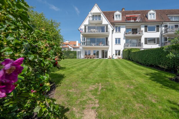 Magnifiek tuinappartement met zonnige tuin in een villa residentie in het Zoute, nabij de Wandeldijk.