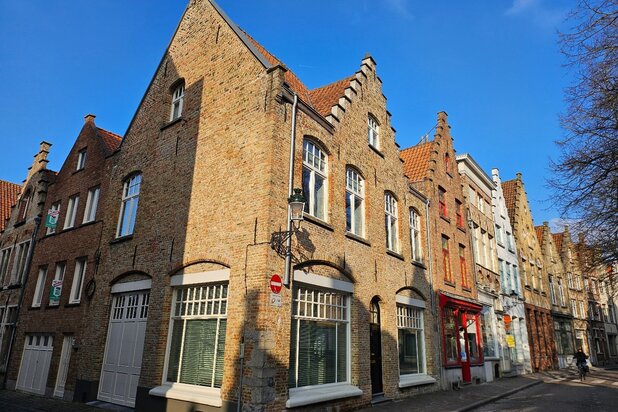 Uniek! Prachtig machtig! Vernieuwde, ruime en luchtige hoek- en trapgevelwoning met grote garage in super hartje Brugge!