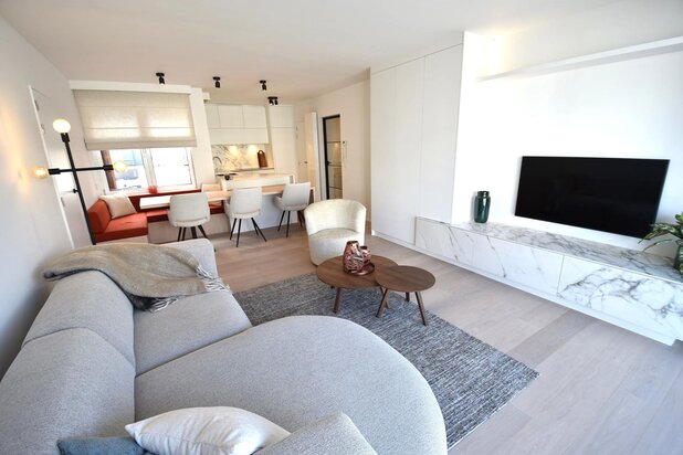 CORRECTE PRIJS !!! PRACHTIG GERENOVEERD APPARTEMENT MET EEN OPEN ZICHT GELEGEN OP HET VERNIEUWDE BURG. FR. DESMIDTPLEIN.