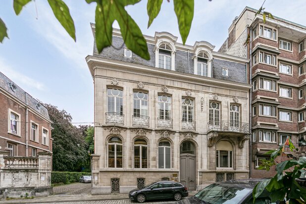 ANTWERPEN - Majestueus gebouw met parking